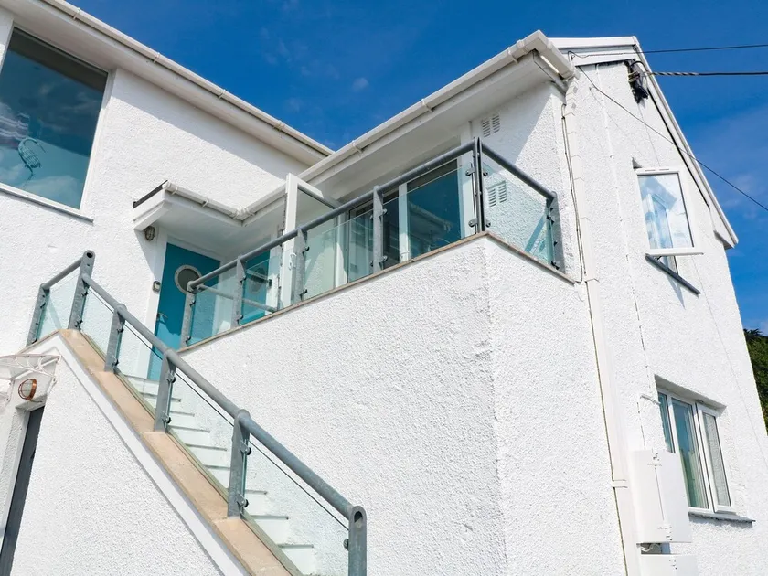 THE POOP DECK, pet friendly, country holiday cottage in Coverack - Image 1
