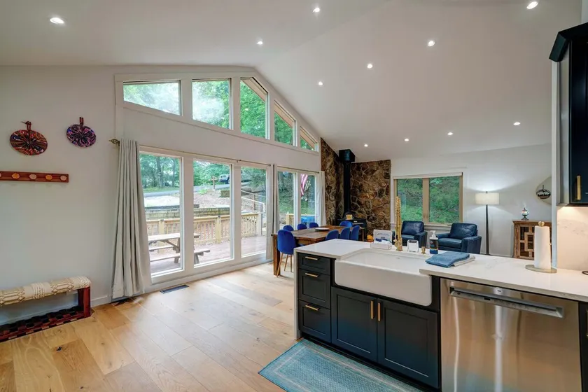 Mountain views in Private Lake and Golf community - Image 1