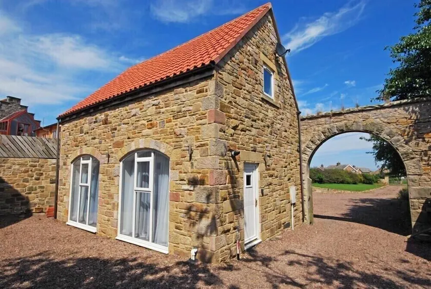 QUARRY MEWS, romantic, country holiday cottage in Bamburgh - Image 1