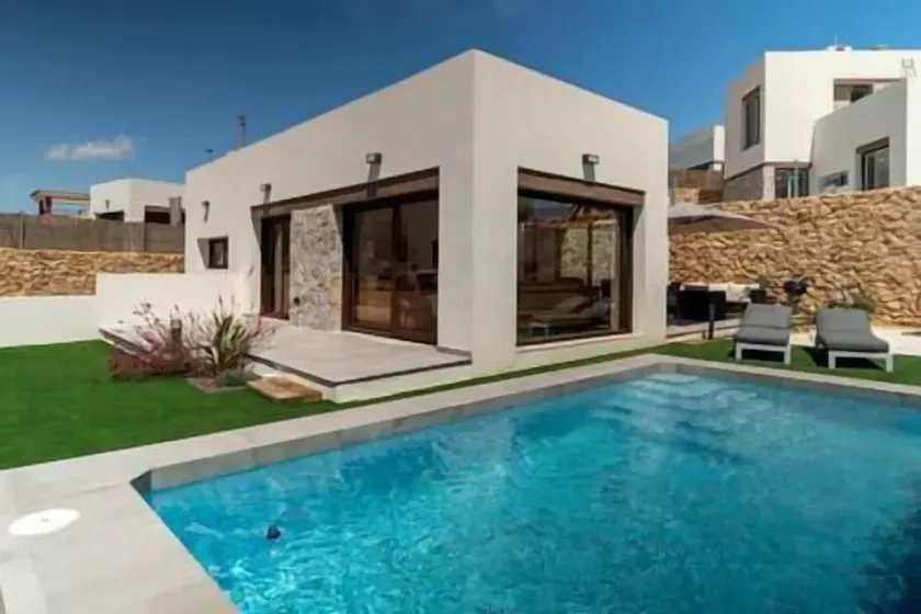 Maison neuve avec piscine - Image 1
