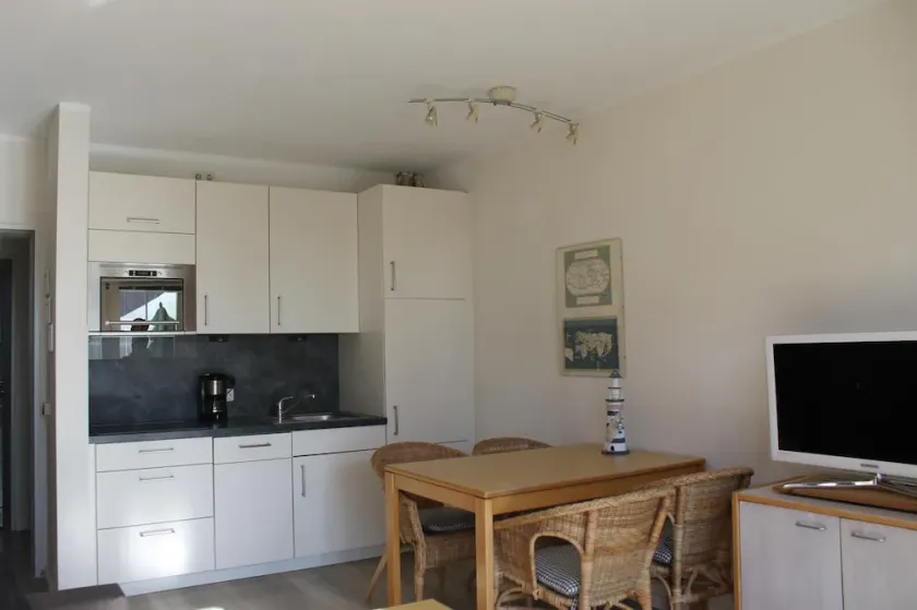 Die Wohnung Verfügt Über 1 Wohnraum mit Wlan, Sat-tv und Offener Küche, 1 Schlafzimmer, 1 Badezimmer mit Dusche, WC und Fußbodenheizung; Eine Süd-terrasse mit Gartenmöbeln und Meerblick. Im Keller Befinden Sich Eine Münz-waschmas - Image 1