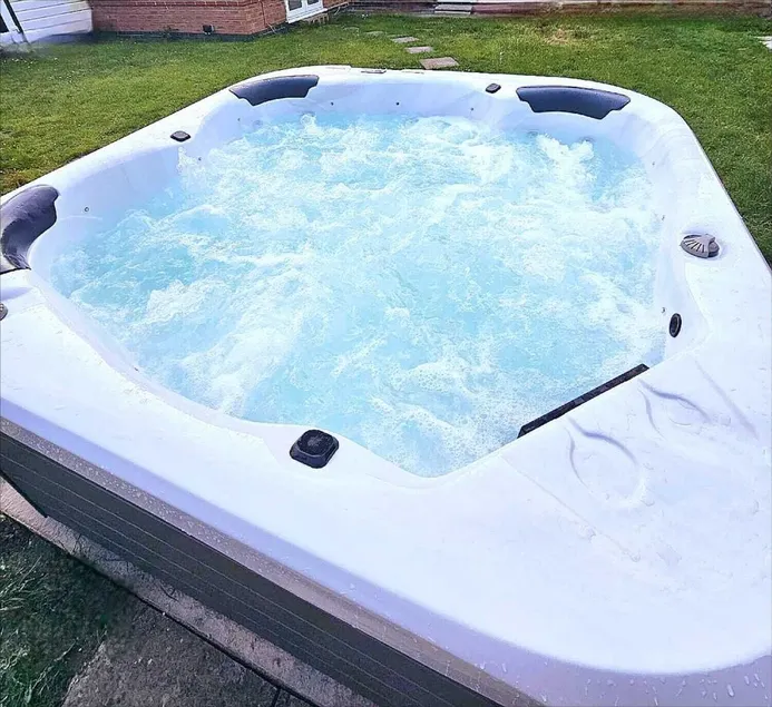The Garden House Jacuzzi Retreat With Entertainment - Image 1