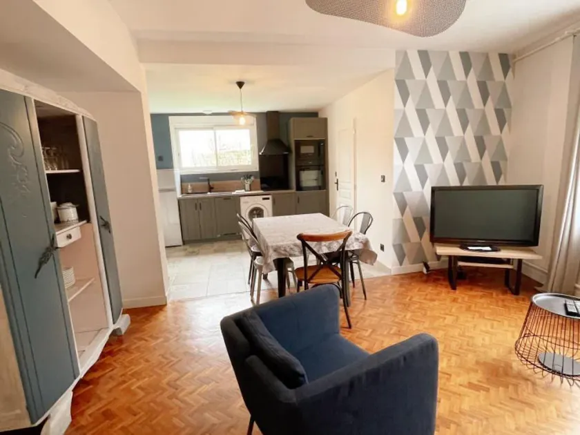 Charming 2-Bedroom Cottage with Garden, BBQ, Near Zoo & Chateaux - Image 1