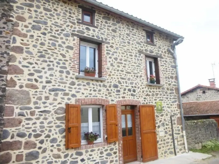 Charming Village House with Private Courtyard, Near Allier Gorges and Marquis de La Fayette's Birthplace - Image 1