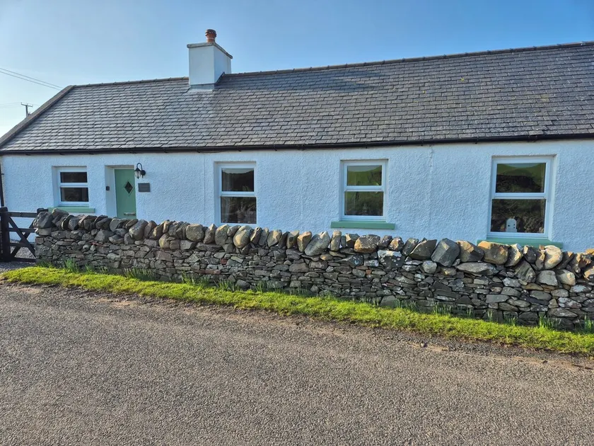 Beautiful 2-Bed semi rural cottage enclosed garden - Image 1