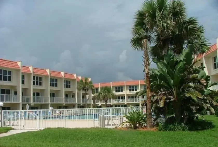 Belle condo sur la plage avec piscine et vue sur l'océan - nouvellement aménagées - Image 1