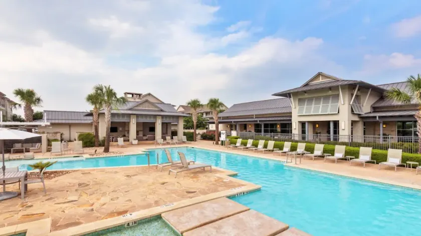 Landing Stylish 1BD Pool Yoga Studio - Image 1