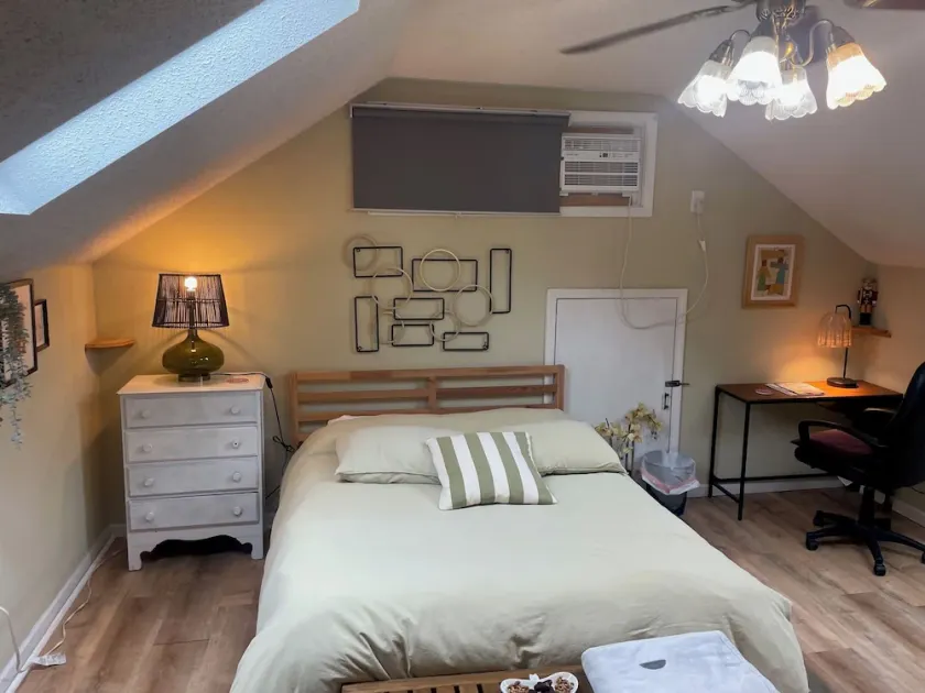 Quaint Studio Space, right next to Macalester College, 5 miles uptown/downtown - Image 1