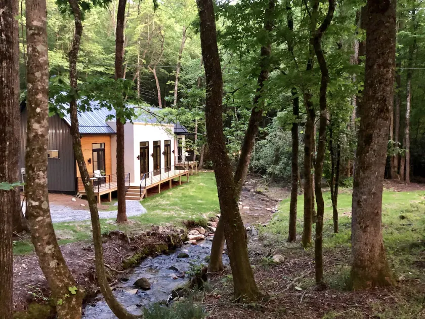 E Ranch er en moderne, creek side, skandinavisk staldhus bygget i 2019. - Image 1