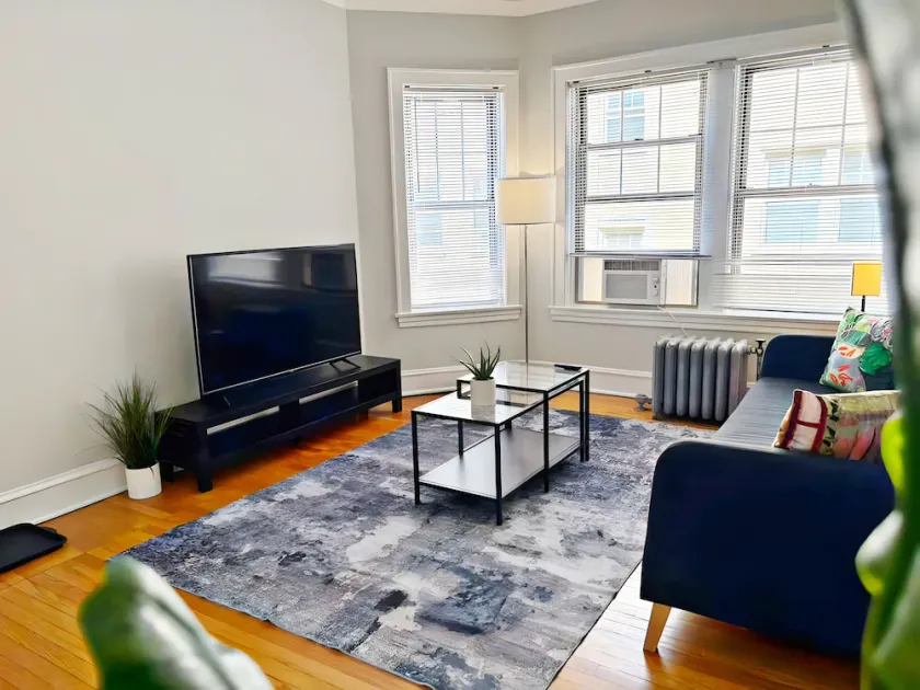 Perfectly Located 1BR - Hinman D2 - Image 1