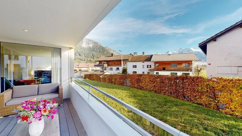 Spacious apartment with mountain view - Image 1