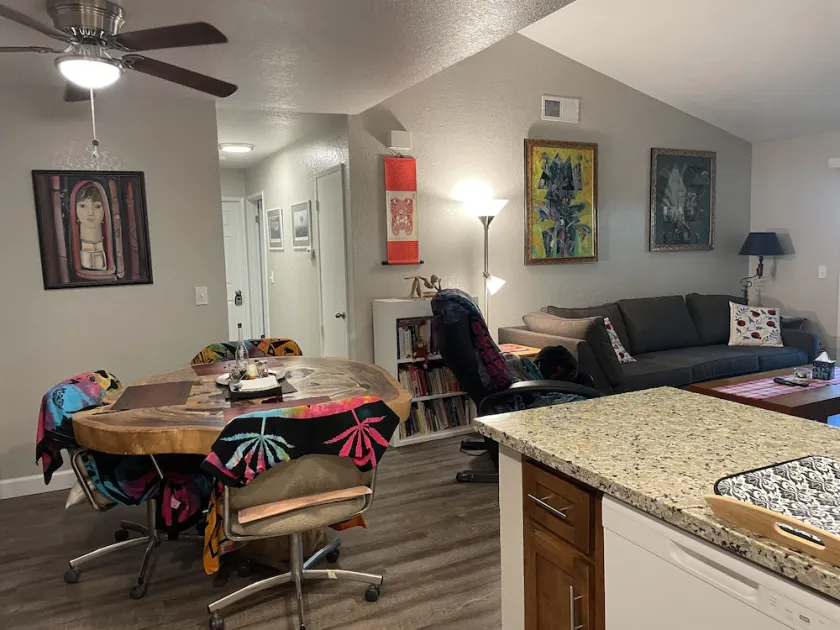 Private spacious 2-bedroom apartment - pets welcomed - Image 1