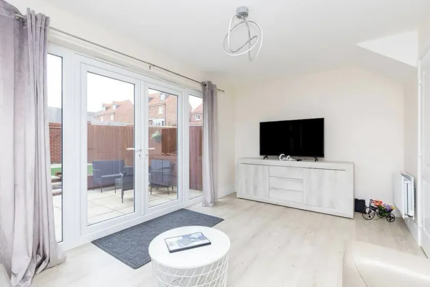 4 Bed 3.5 Bath - Free Parking | Free WiFi | 2x En-suite Bedrooms | Self Check-in - Image 1