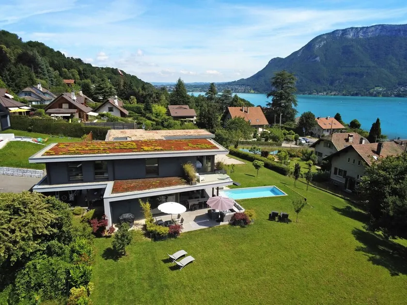 Charming villa with pool lake view 10 minutes from the city center - Image 1