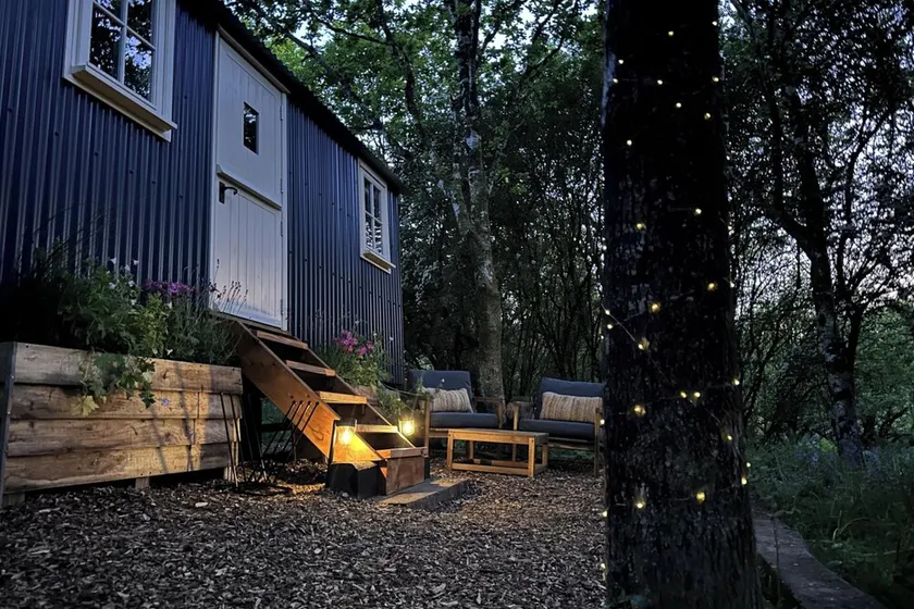 Shepherd's Hut - Sleeps 2 - Pet Friendly - Parking - Image 1