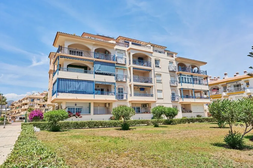 Apartamento Vacacional en Primera Línea con Vista al Mar, Terraza Cubierta y Wi-Fi - Image 1