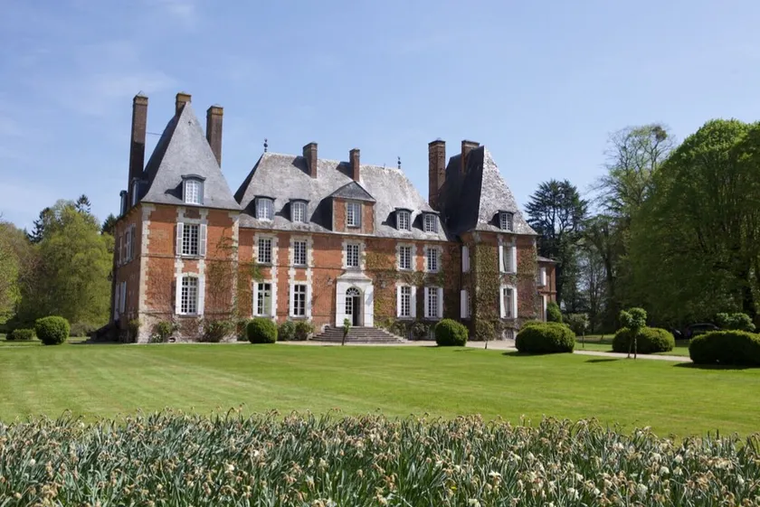 Rent a beautiful chateau with 28 beds, swimming pool and tennis - Image 1