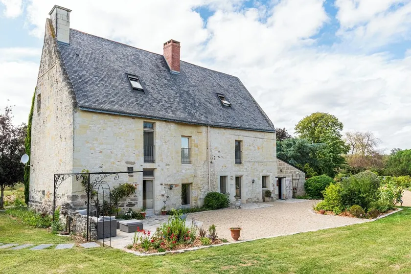 Spacious 320 m² Country Manor with Pool, WiFi & Gardens - Image 1