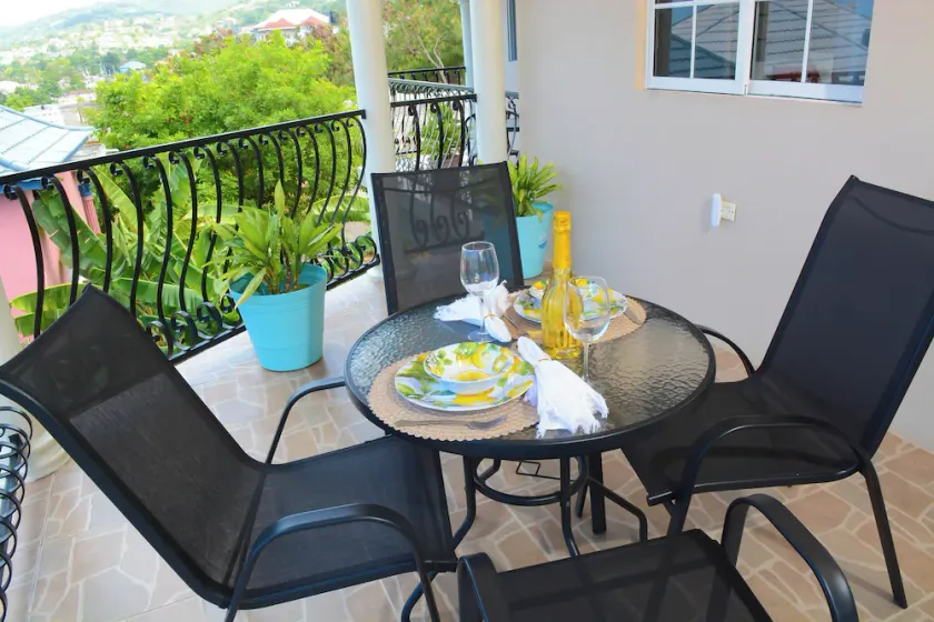 Modern Winter Retreat with Seaview Balcony & WiFi & AC - Image 1