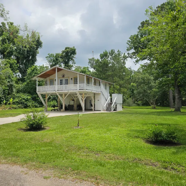 Amarilla Casita By The River - Image 1