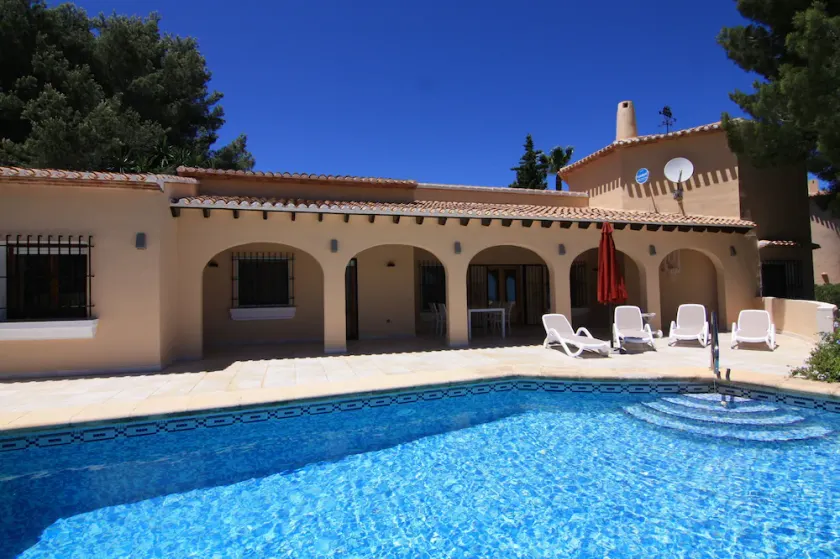 Rymlig villa med pool - Image 1