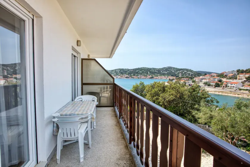 Garçonnière avec le balcon et la vue sur le mer Tisno, Murter (AS-5128-a) - Image 1
