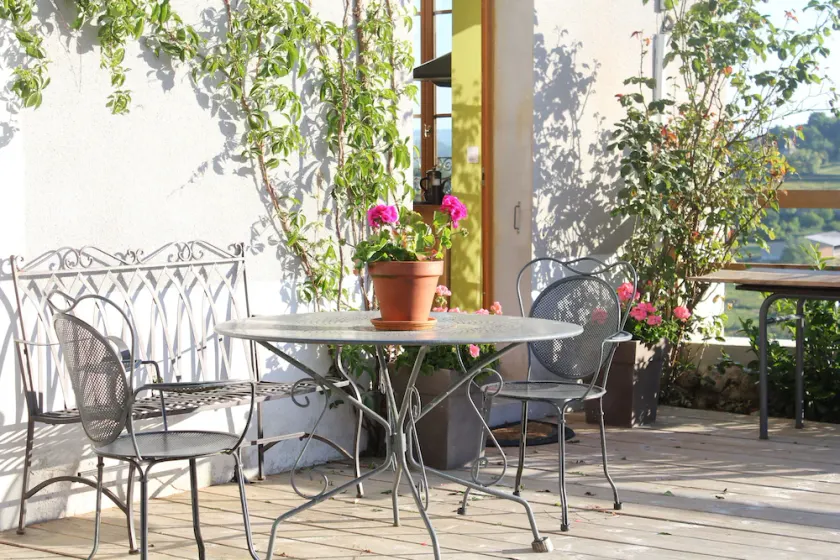 Stilfuld bor i landsbyen kvadrat med en stor terrasse med udsigt over Morvan - Image 1