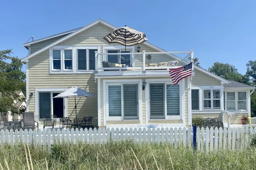 BEAUTIFUL LAKE MICHIGAN BEACH HOUSE just a 5-minute walk to the water’s edge! - Image 1