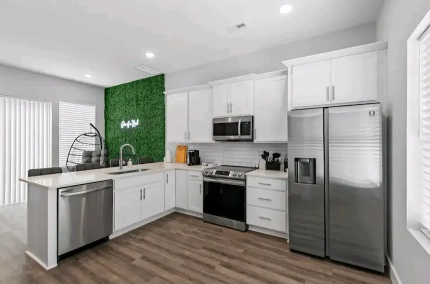 One Of A Kind townhouse with mountainline views of the city - Image 1