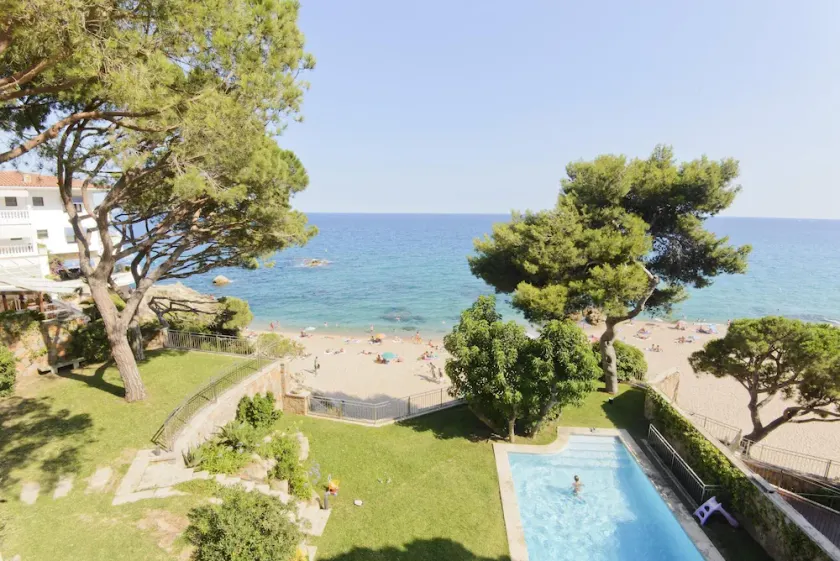 Villa unique en face de la plage et entouré d'arbres méditerranéens - Image 1