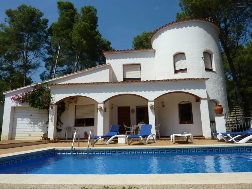 Imposante 4-Schlafzimmer-Villa mit Pool, 10 Minuten zu Fuß vom Meer entfernt - Image 1
