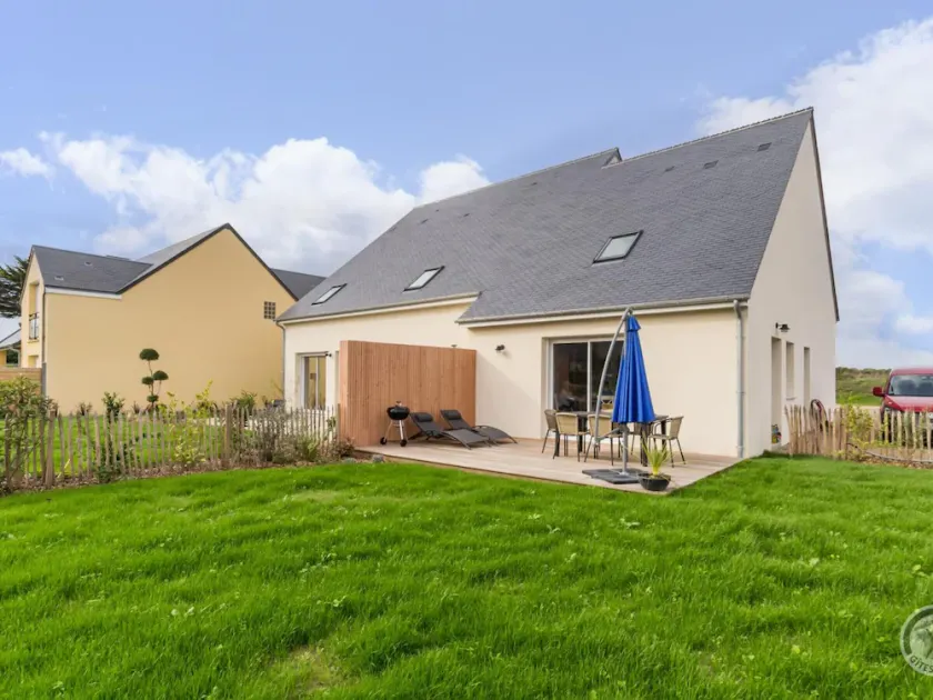 Modern house near beach with WiFi and parking - Image 1