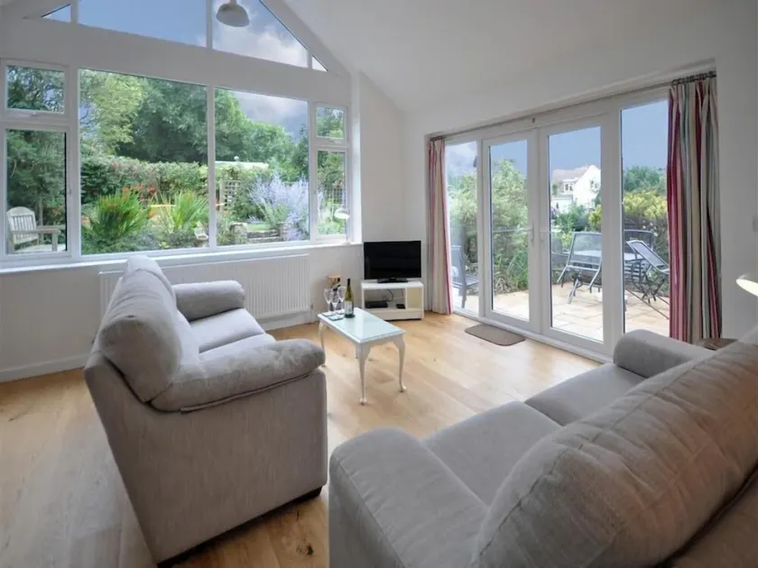 Guijarros, BURTON BRADSTOCK - Image 1