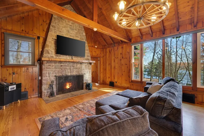 ★STONE Mountain Retreat ★KING BED-HOT TUB- Lake Harmony★Lake Views★Game room★ - Image 1