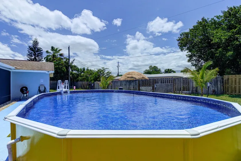 Melbourne home w/King beds, HEATED Pool, 10 mins to the beach and near USSSA! - Image 1