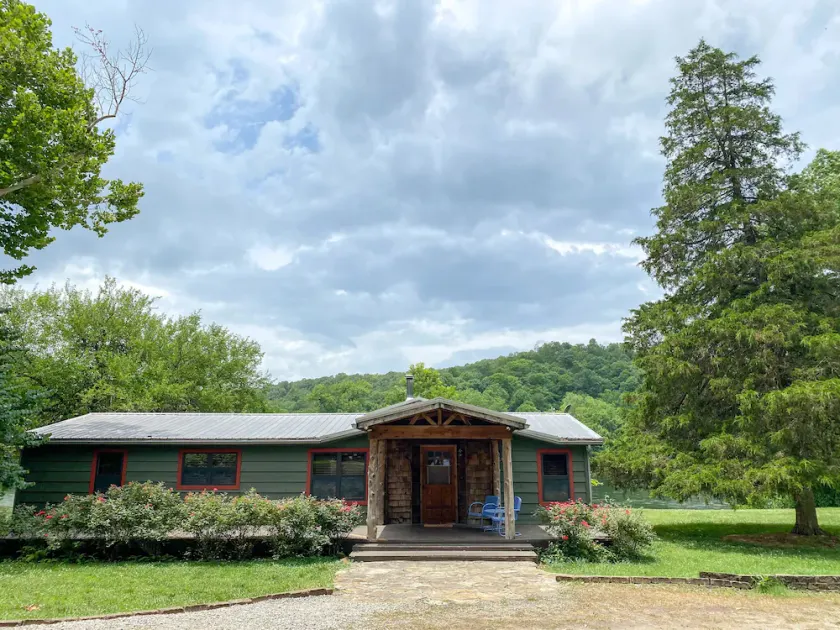 Riverfront House, Sleeps 10, at Wildcat Shoals Boat Ramp, Excellent Bank Fishing - Image 1