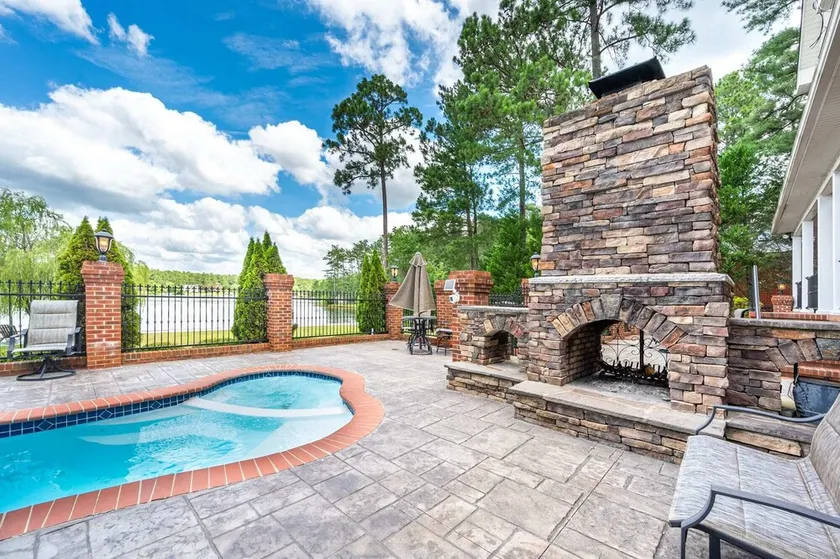 WaterEdge Lake House - Image 1