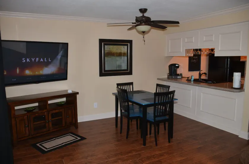 Walk In Level - Vacker / ren / nyligen renoverad 1BD / 1BA på Pointe Royale - Image 1