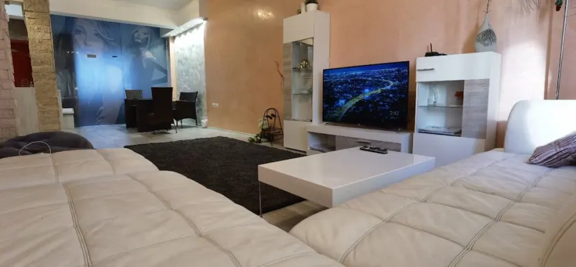 Cozy & Stylish condo next to NDK - Image 1