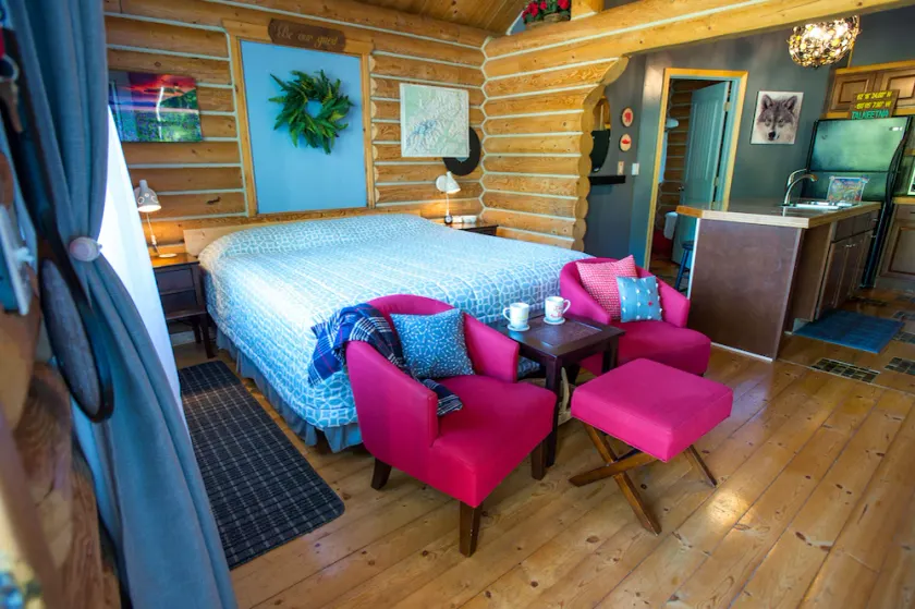 Gemütliches Blockhaus mit Kingsize-Bett, Küche, Clawfoot Tub, Badezimmer, Rasen & Deck! - Image 1