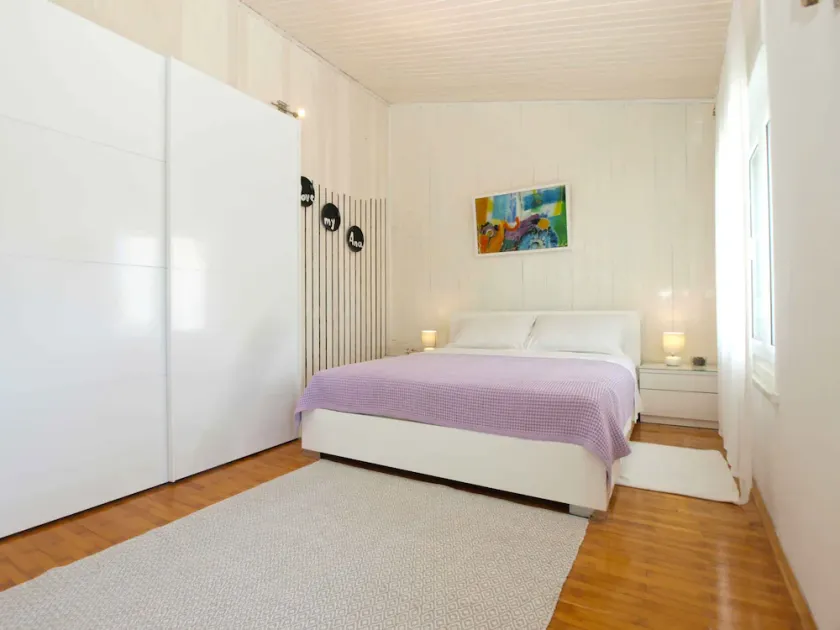 Holiday apartment with parking - Image 1