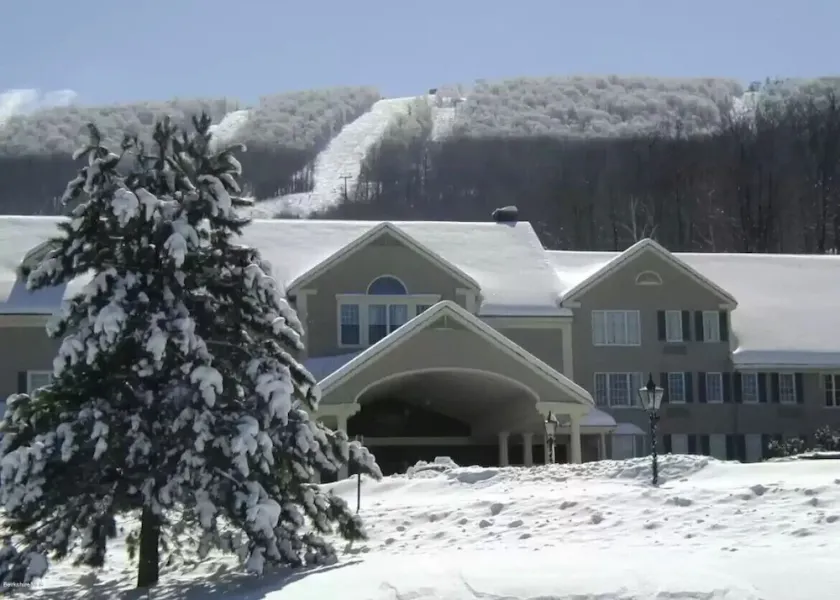 Ski In & Ski Out - Deluxe 1 Bedroom Condo Sleeps 5 - Image 1