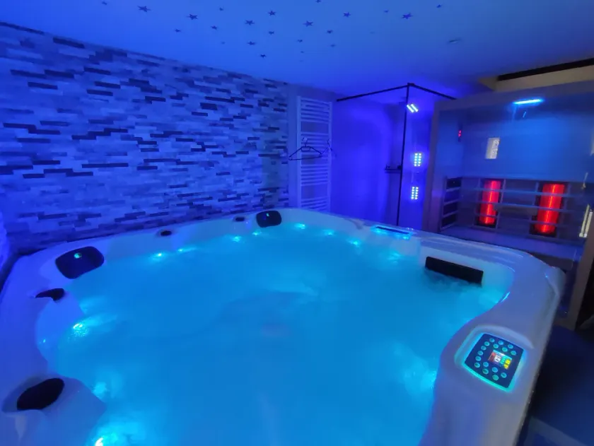 Gîte Ange ou Démon, jacuzzi, sauna, love room, location à la journée - Image 1