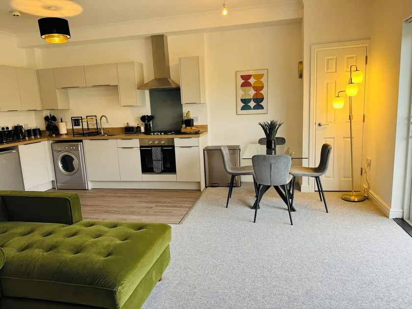 Spacious One Bed Apt With Scenic Views - Image 1