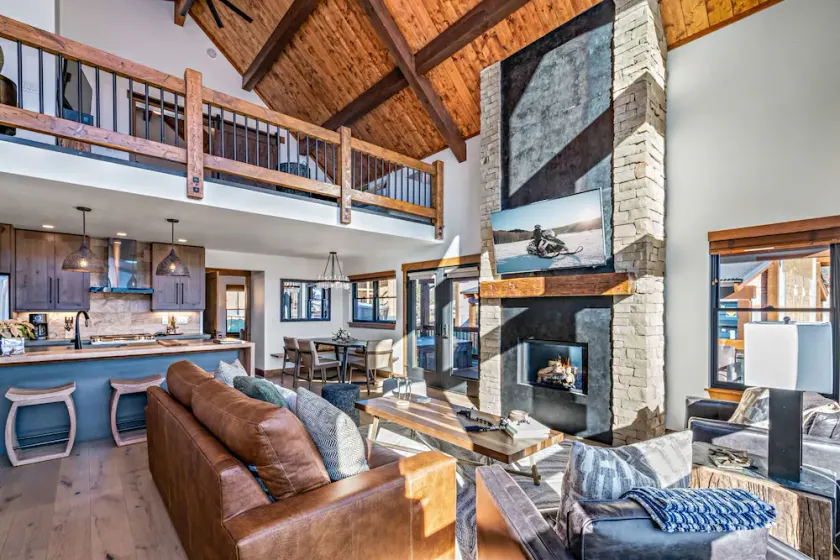Indoor/Outdoor Fireplace, Jacuzzi, Heated Bathroom Floors - Image 1