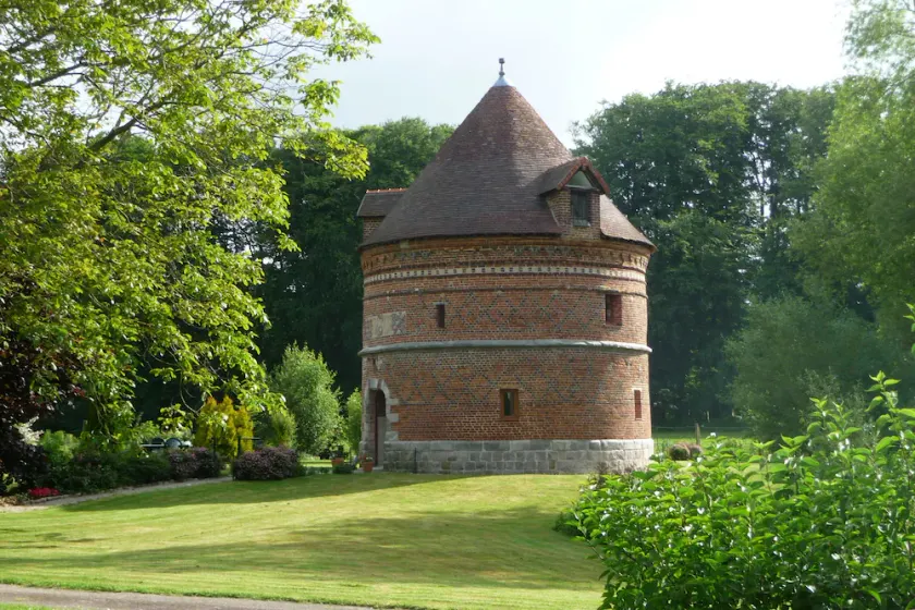 Charming gîte in a dovecote - Image 1