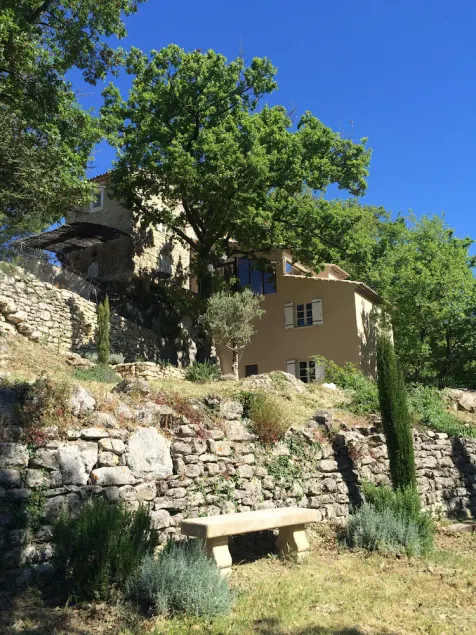 Bastide tæt på landsbyen og afsides beliggenhed, fantastisk udsigt over Grand Luberon - Image 1