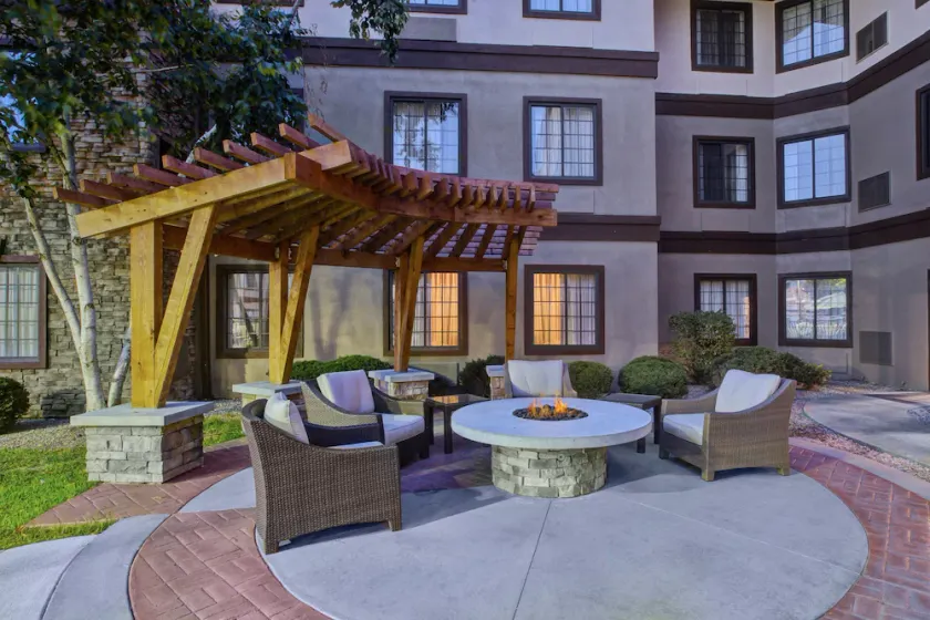 Great Location! Comfortable Studio Suite | Pool Access - Image 1