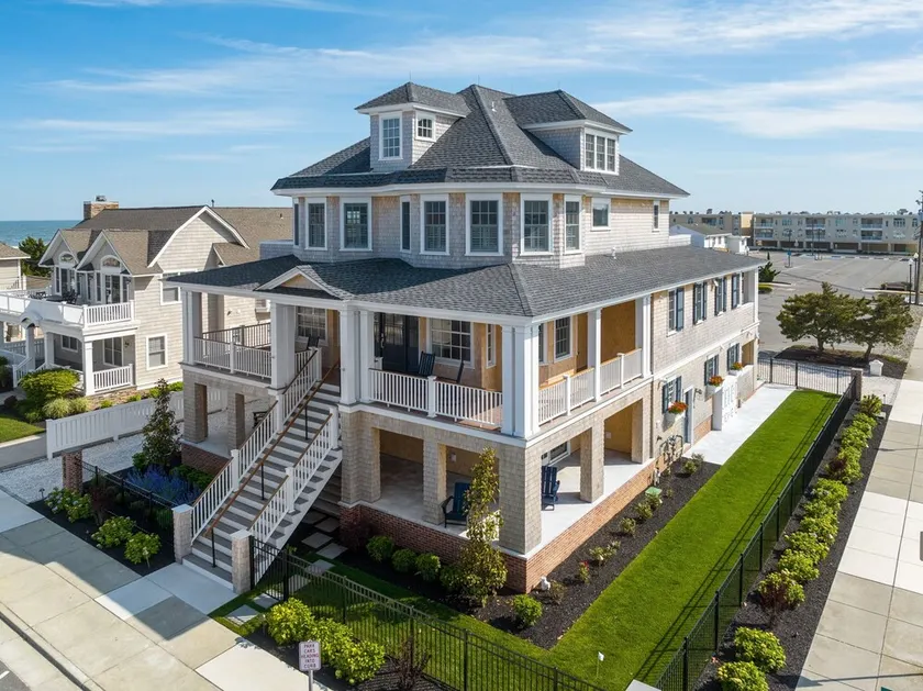 Sleeps 24 - 90 steps to the Beach! - Image 1