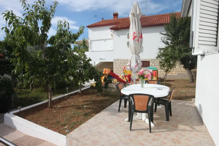 Apartamento de una habitación con una terraza Preko, Ugljan (A-8232-b) - Image 1